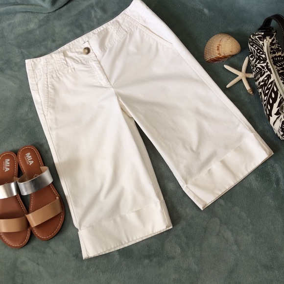 Ann Taylor Pants - ANN TAYLOR Size 6 White Bermuda Flap Pocket Shorts